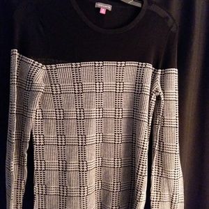 Woman's Vince Camuto long sleeve top
